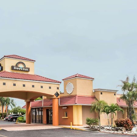 Days Inn By Wyndham Fort Myers Exterior photo