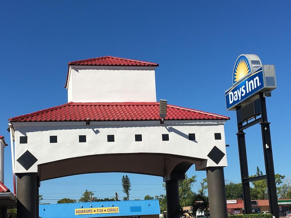 Days Inn By Wyndham Fort Myers Exterior photo