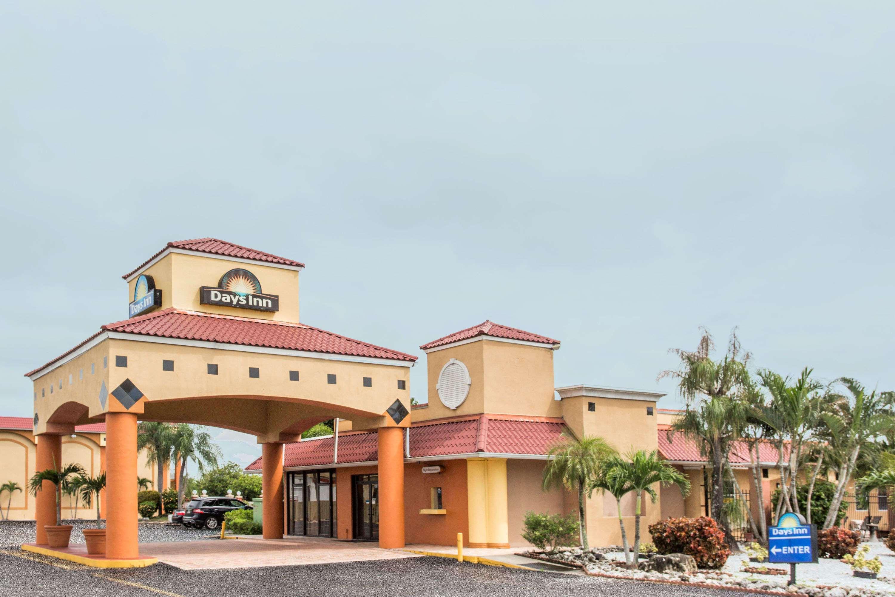 Days Inn By Wyndham Fort Myers Exterior photo