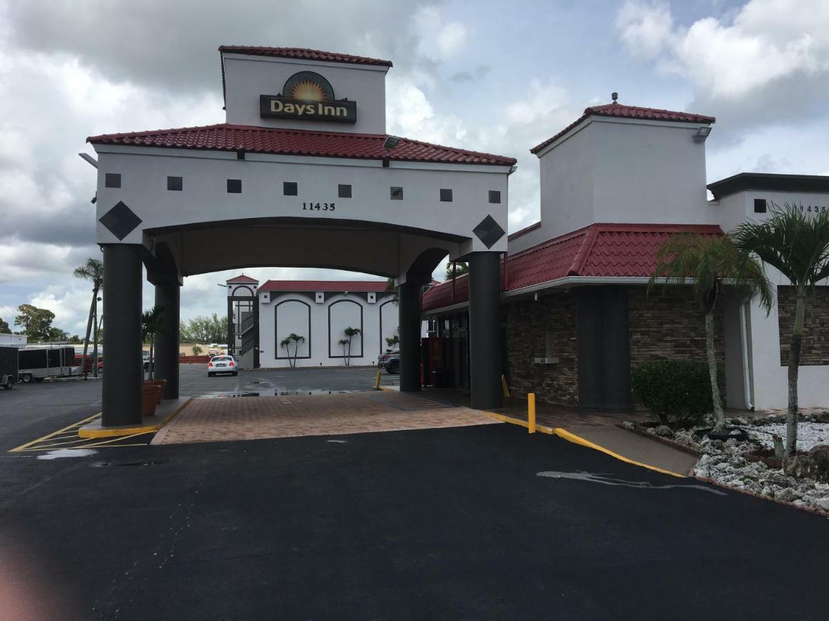 Days Inn By Wyndham Fort Myers Exterior photo